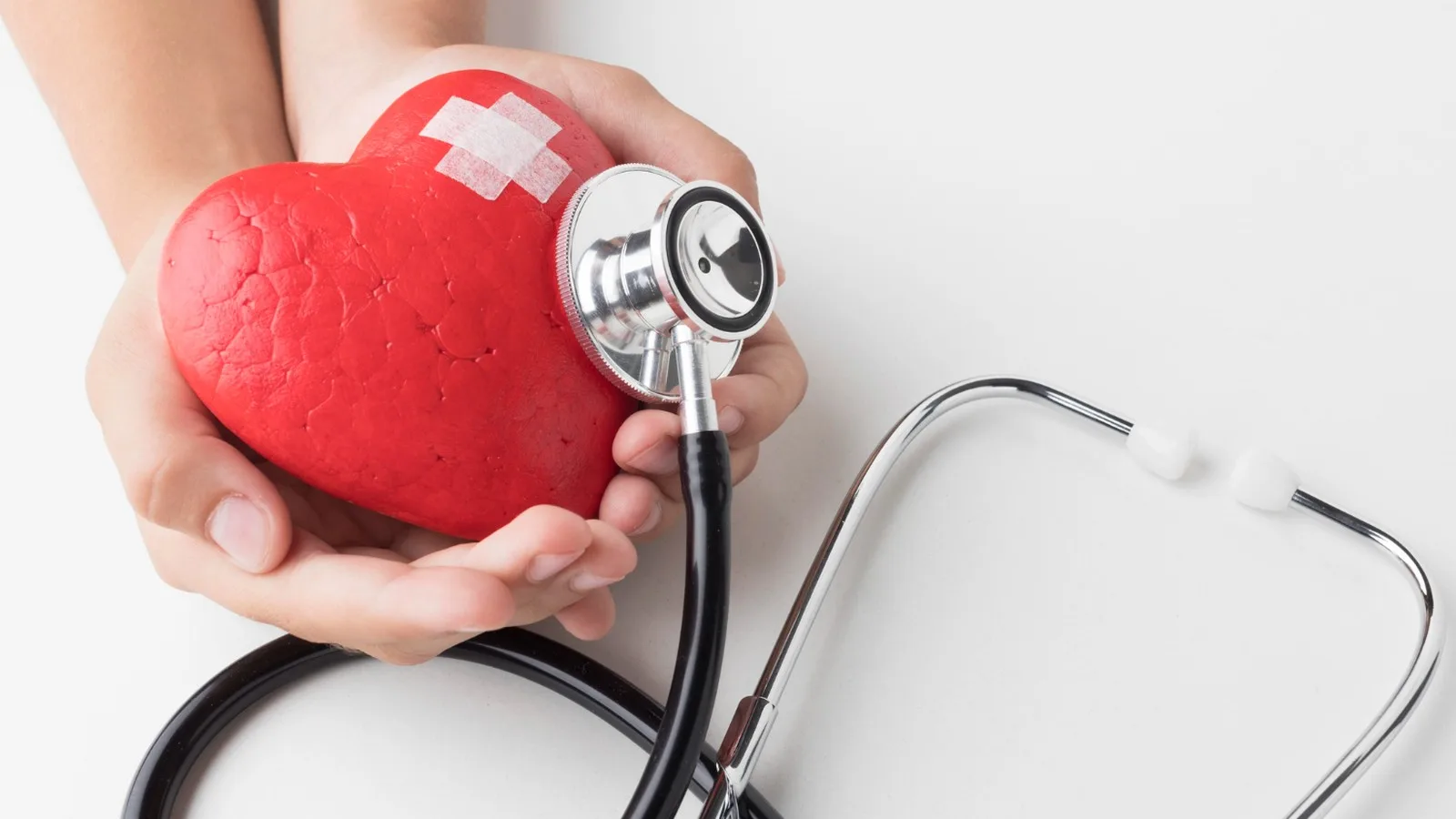 ¿Qué médico trata dolor o presión en el pecho?