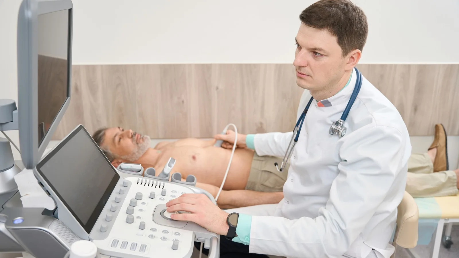 ¿Qué médico trata palpitaciones o latidos irregulares?